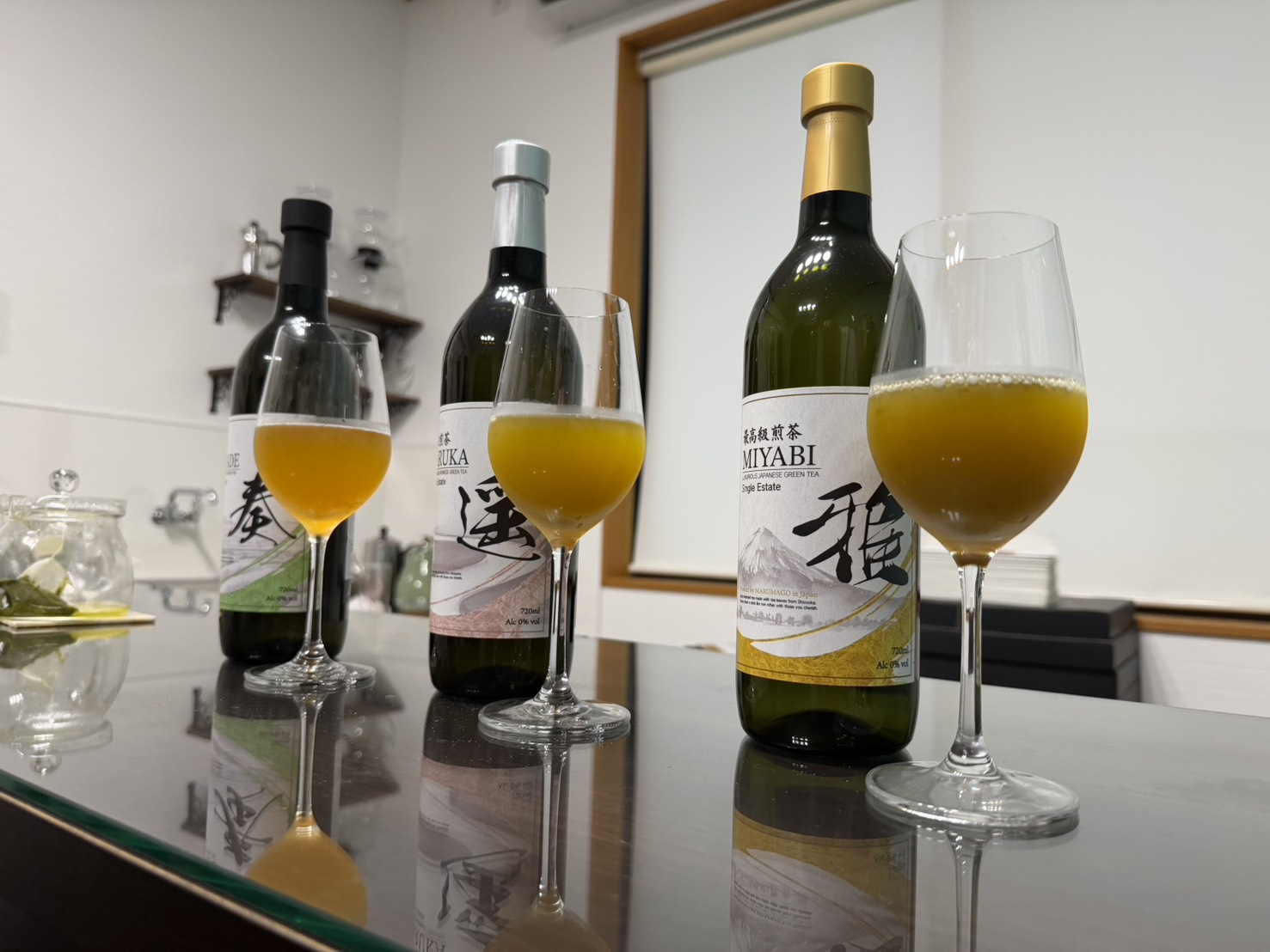 ボトル入りのお茶とグラス